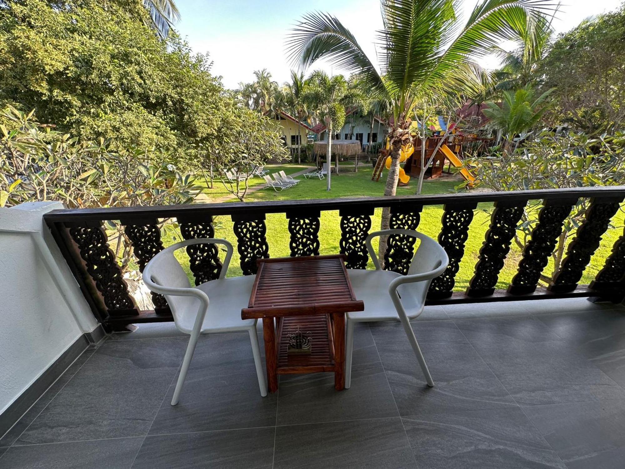 Dolphin Bay Beach Resort Sam Roi Yot Bagian luar foto